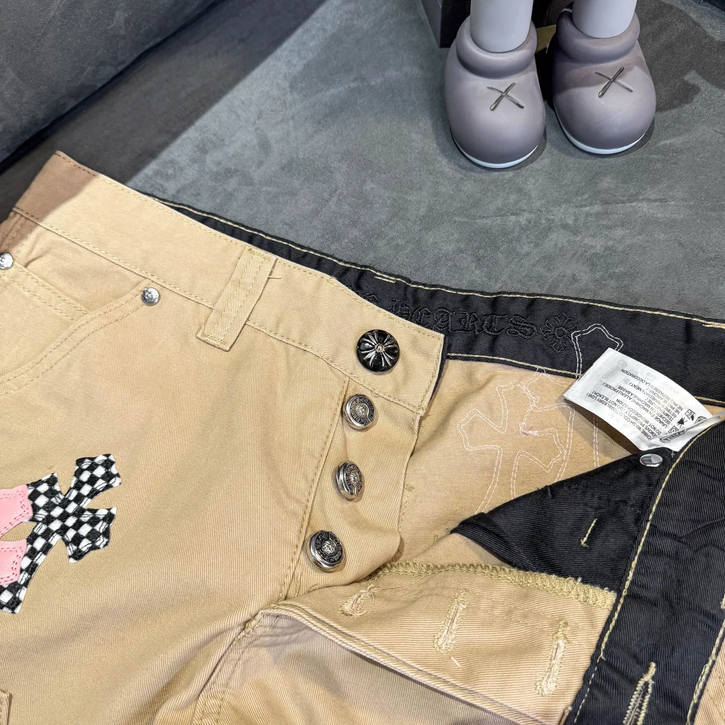P270 CHROME HEARTS 2025 new khaki logging pink checkerboard cross leather couple style loose jeans Top ceiling quality Styles with different washed textures are very friendly to people with thin legs and thick legs. The straight and loose version is very flattering to the leg shape. The moderate length will never go out of style, easy to match with casually, the basic styling of various styles, a must-have in the wardrobe! The fabric is stiff but also makes the upper body soft without losing texture. The washing process is even more perfect. It is a must-have item for everyone! ! ! Color: Khaki Size: 28/30/32/34 Waist: 75/80/85/90 Knee: 45.5/47/48.5/50 Pants length: 102/104/106/108